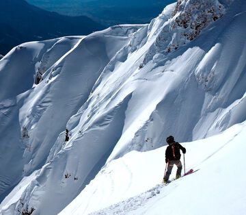 Staying Dry & Warm on the Slopes: Choosing the Right Ski Base Layer